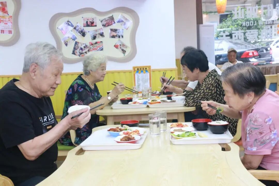 长者食堂直播“开箱”,居民关心的“谜题”有了答案! 长者食堂直播“开箱”,居民关心的“谜题”有了答案!