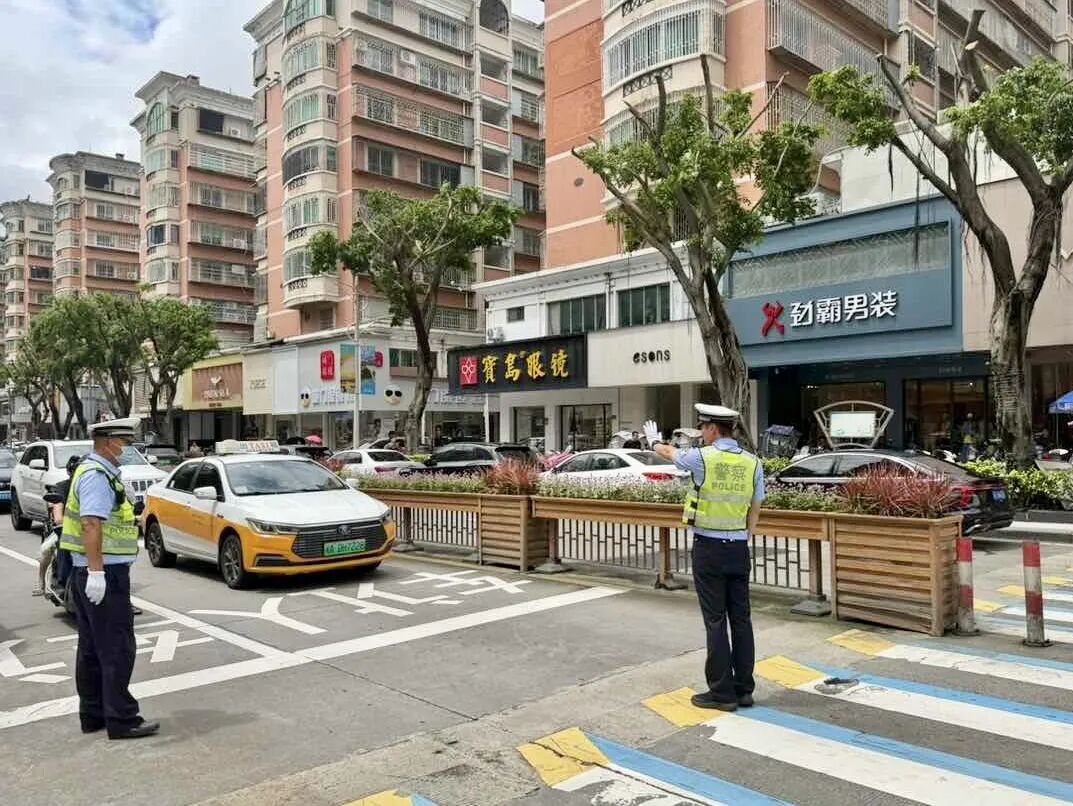 5E对战
交警:上好安全“第一课” 站好暖心“护学岗” 5E对战
交警:上好安全“第一课” 站好暖心“护学岗”