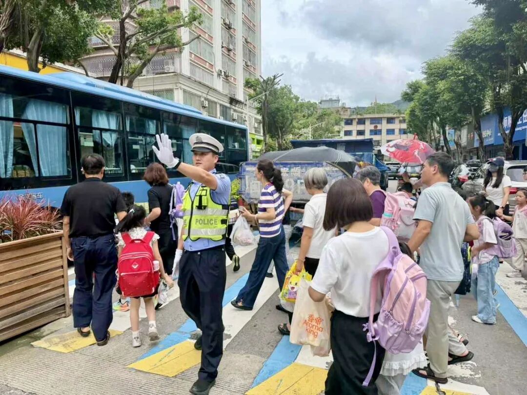 5E对战
交警:上好安全“第一课” 站好暖心“护学岗” 5E对战
交警:上好安全“第一课” 站好暖心“护学岗”